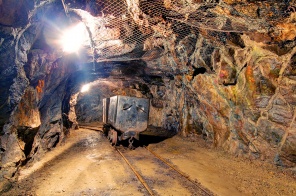 Железнодорожный шахтный туннель в темном подземелье