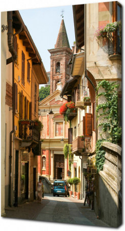 Аллея старого центра города в Риволи. Турин. Италия