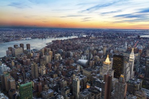 Вид сверху на вечерний Нью-Йорк