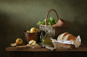 Натюрморт с яблоками и свежим хлебом