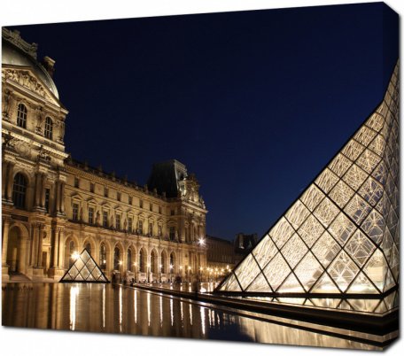Лувр освещённый фонарями. Париж. Франция