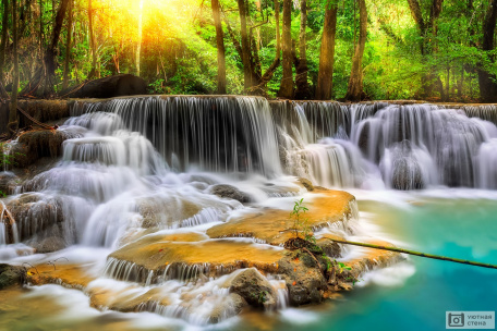 Красочный водопад Эраван