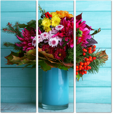 Яркий набор летних цветов в вазе