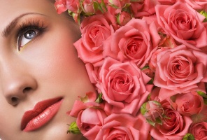 Лицо девушки на фоне роз