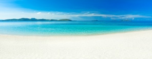 Панорама тропического песчаного пляжа