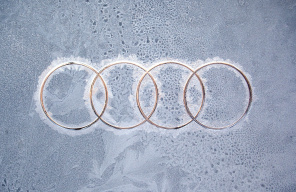 Логотип Audi крупным планом в инее