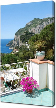 Вид с балкона на остров Капри