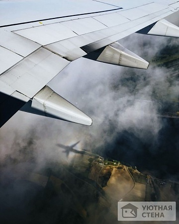 Тень под крылом самолета