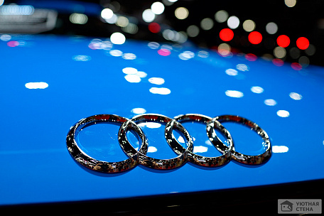 Эмблема на передней части синего Audi