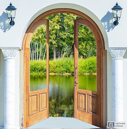 Дверь в виде арки с видом на озеро
