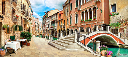 Фотообои Узкая улочка вдоль канала Венеции