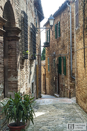 Улочка в средневековой деревне Италии
