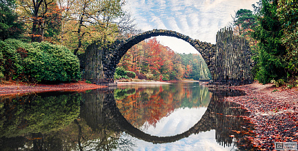 Фотообои Уникальный круглый мост в парке Кромлау