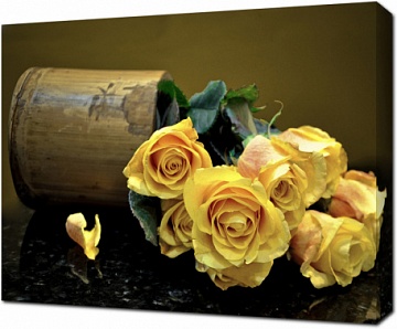 Желтые розы в опрокинутой вазе