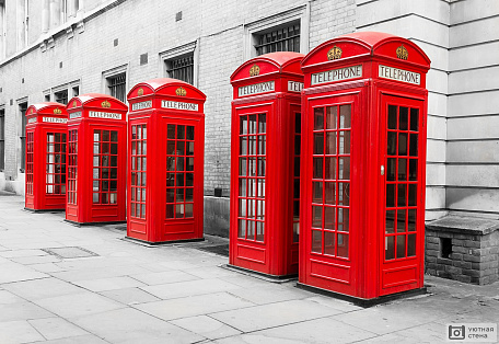 Типичные Лондонские красные будки на черно-белом фоне