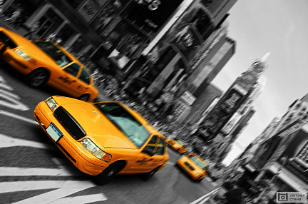 Желтые такси на черно-белом изображении площади Таймс-сквер
