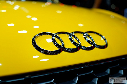 Эмблема на передней части желтого Audi