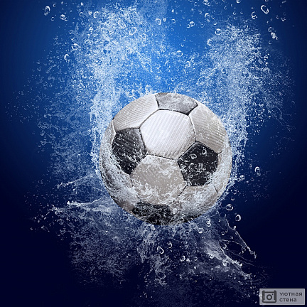 Футбольный мяч в воде
