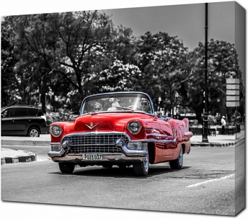 Красный американский ретро кабриолет на фоне черно-белого фото Гаваны, Куба