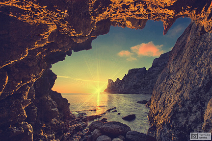 Фотообои Винтажный морской закат из горной пещеры