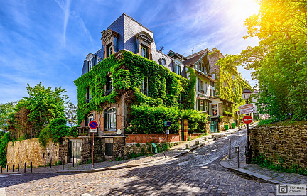 Фотообои Уютные улицы старого Монмартра в Париже. Франция