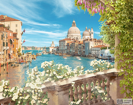 Балкон с цветами и видом на Венецию