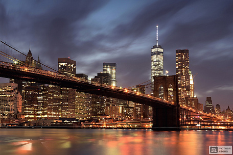 Фотообои Бруклинский мост на фоне ночных небоскребов, Манхэттен, Нью-Йорк, США