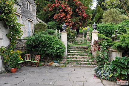 Английский внутренний двор с садом