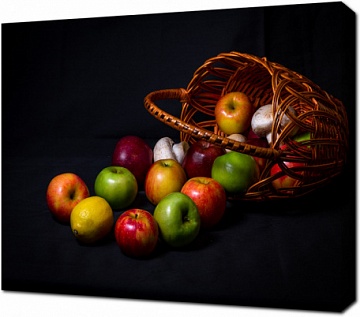 Натюрморт с рассыпанными  яблоками