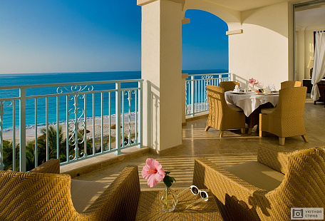 Веранда отеля с видом на море