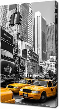 Желтые такси на черно-белом фоне Таймс-сквер