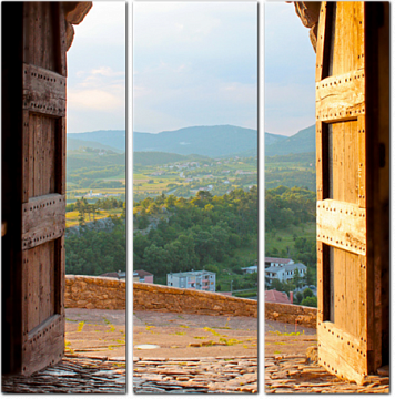 Вид из арки на городок Бузет. Хорватия