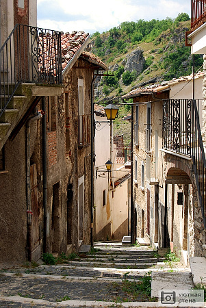 Древние стены в Абруццо. Италия
