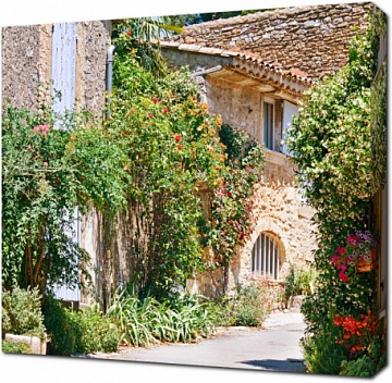 Каменные дома среди красивых цветов в Провансальской деревне