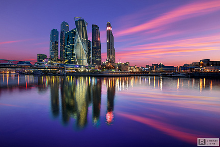 Вечернее отражение Москва-Сити в воде