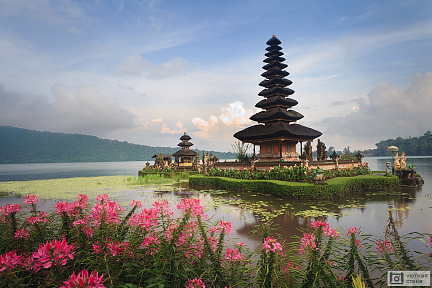 Храм Пура Улун Дану на озере Братан, Бали