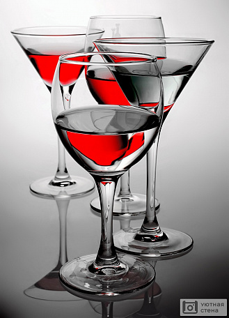 Четыре стакана с алкогольными напитками