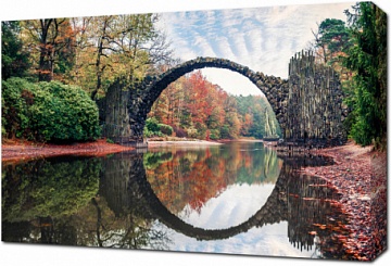 Уникальный круглый мост в парке Кромлау
