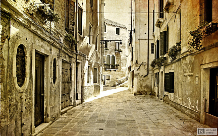 Монохромное изображение улочки старого города