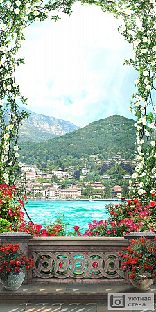 Украшенный цветами балкон с видом город у моря