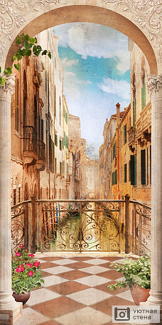 Балкон с аркой с видом на узкий канал Венеции