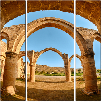Арки и колонны в храме Агиос-Созоменос, Кипр