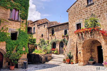 Улочка живописного горного городка в Италии