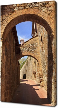 Улочка с каменной аркой