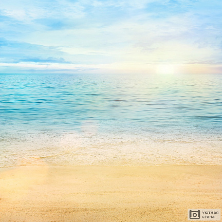 Золотой песок пляжа с голубым океаном