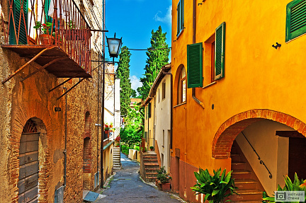 Узкий переулок с старых зданий в итальянском городе