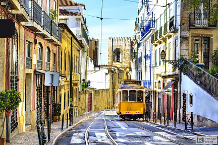 Романтическая улица Лиссабона с типичным желтым трамваем. Португалия