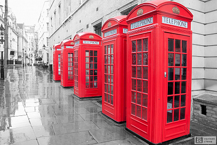 Ряд красных телефонных будок в Лондоне