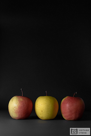 Три яблока на черном фоне