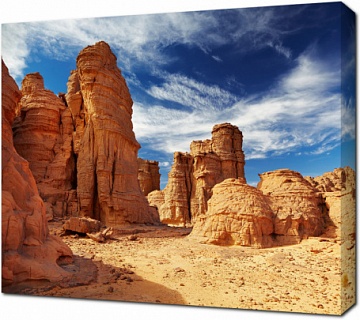 Причудливые скалы из песчаника в пустыне в Алжире